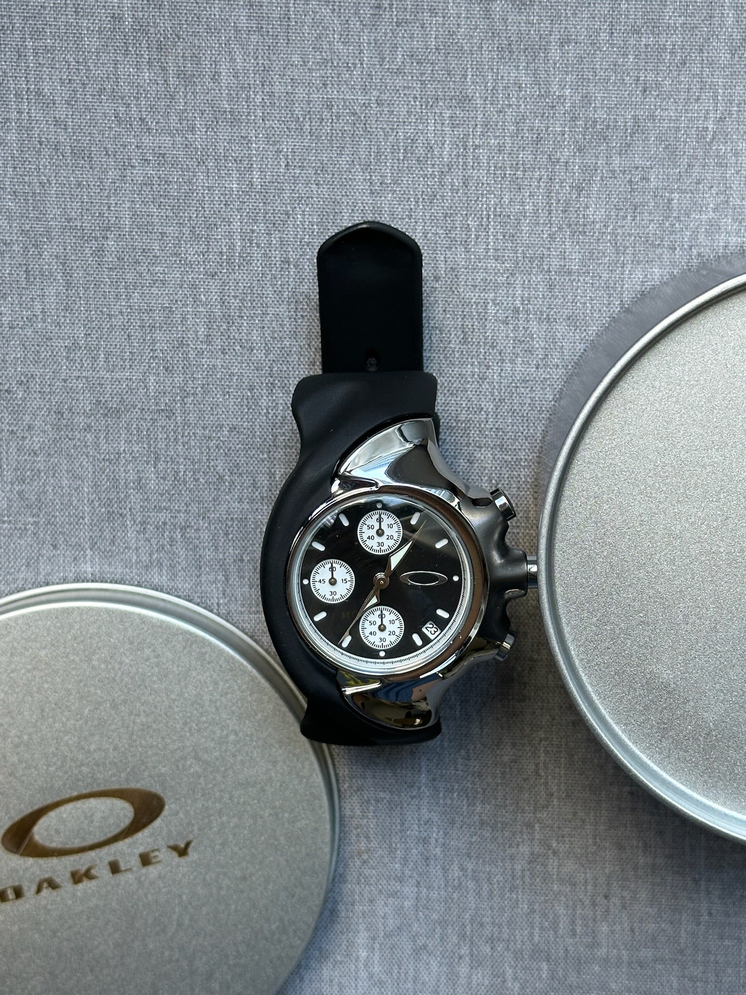 Oakley Chronograph Watch – Black Dial with Rubber Strap