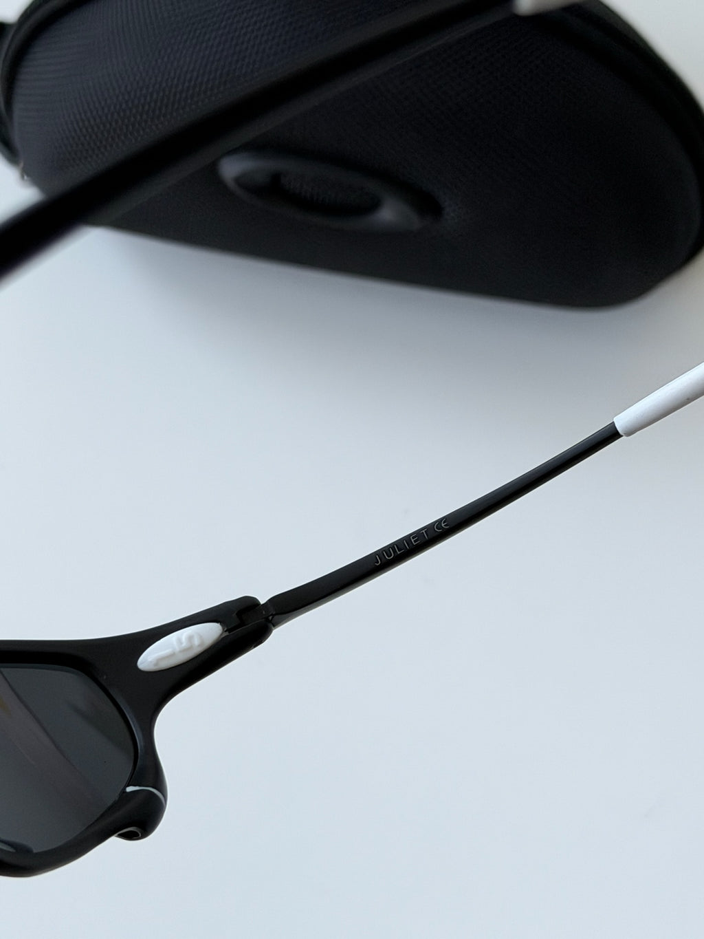 Vintage Oakley Juliet 1.0 – Black Frame / Silver Mirror Lens