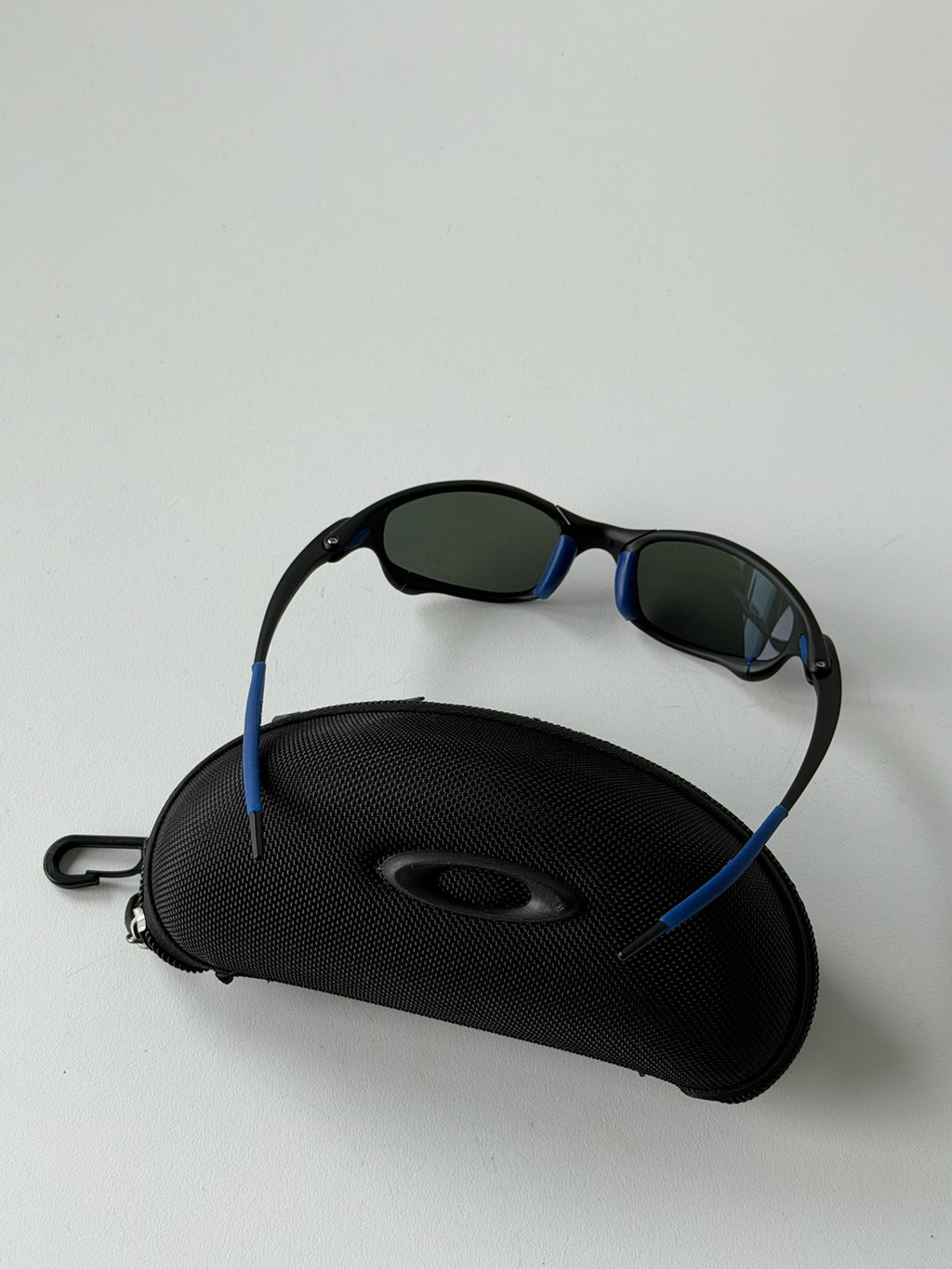 Vintage Oakley Juliet 1.0 – Black & Blue Frame / Deep Blue Mirror Lens