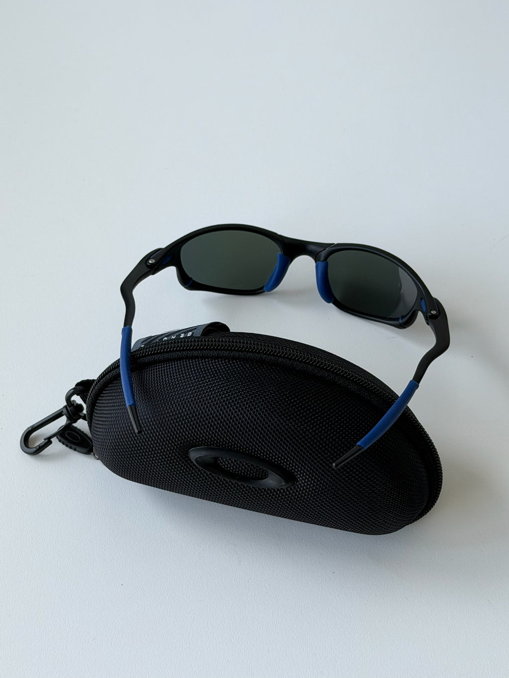 Vintage Oakley Juliet 2.0 – Black & Blue Frame / Deep Blue Mirror Lens
