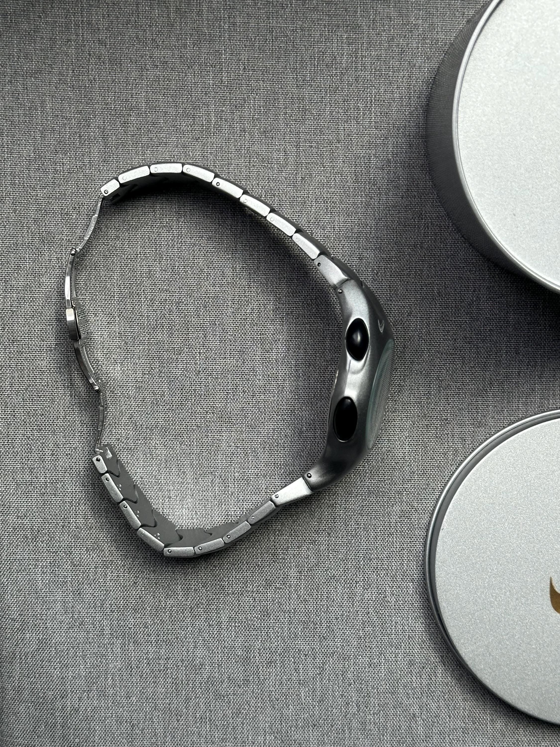 Nike Triax Chronograph Watch – Metallic Silver Wave-Link Band, Black Dial | Vintage Nike Sports Watch