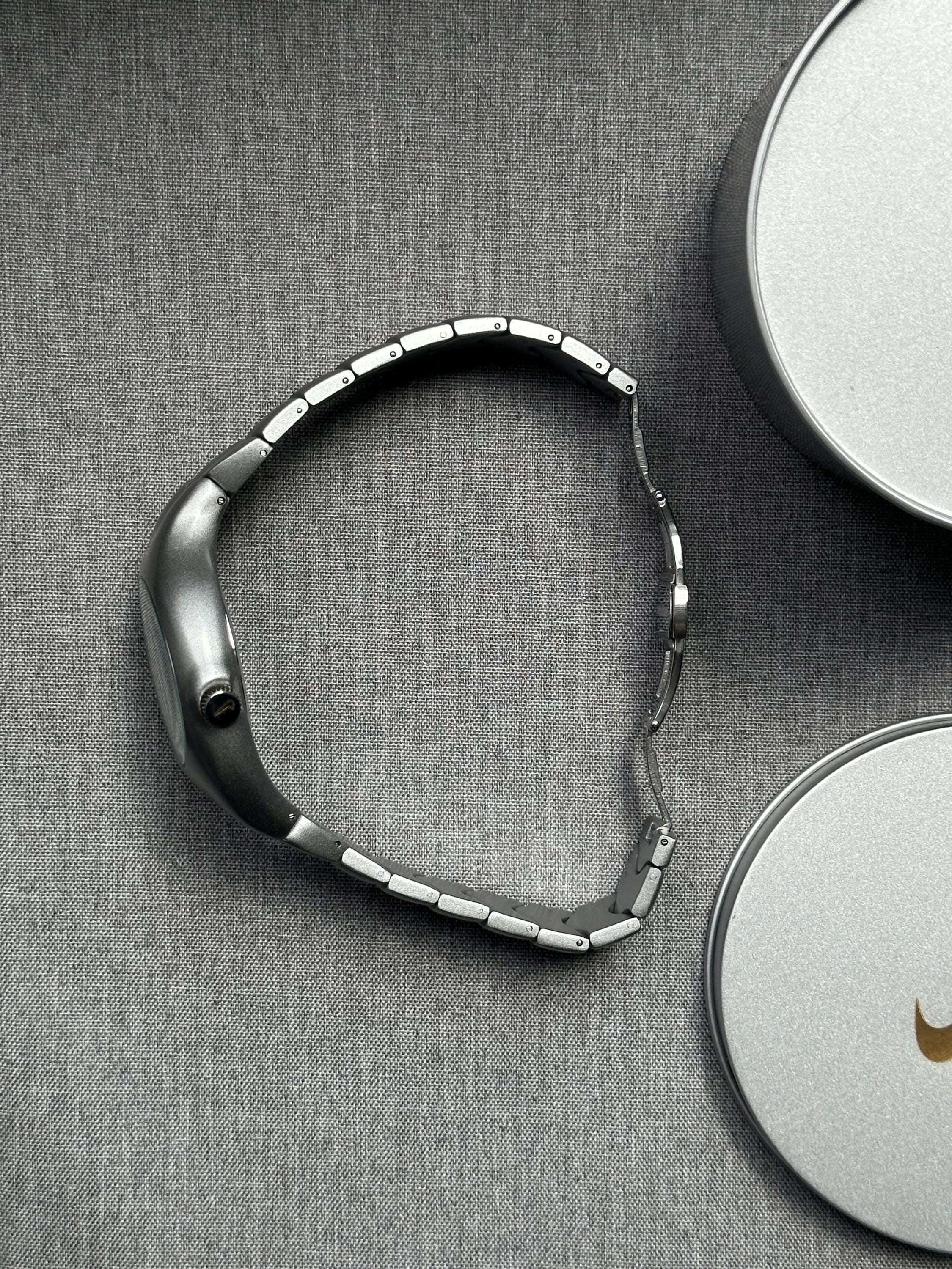 Nike Triax Chronograph Watch – Metallic Silver Wave-Link Band, Black Dial | Vintage Nike Sports Watch