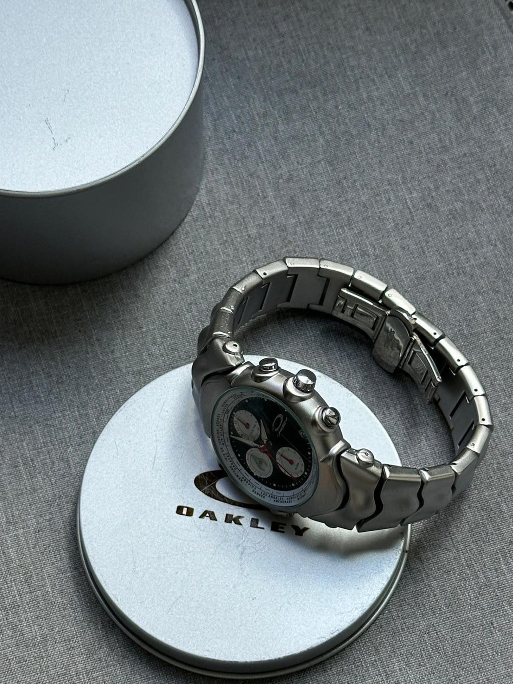 Oakley Judge Chronograph Watch – Black/Blue/White Dial, Matte Brushed Stainless Steel Bracelet, Swiss Movement