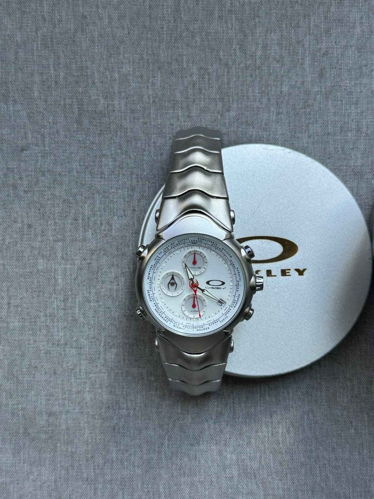 Oakley Judge Chronograph Watch – Black/Blue/White Dial, Matte Brushed Stainless Steel Bracelet, Swiss Movement