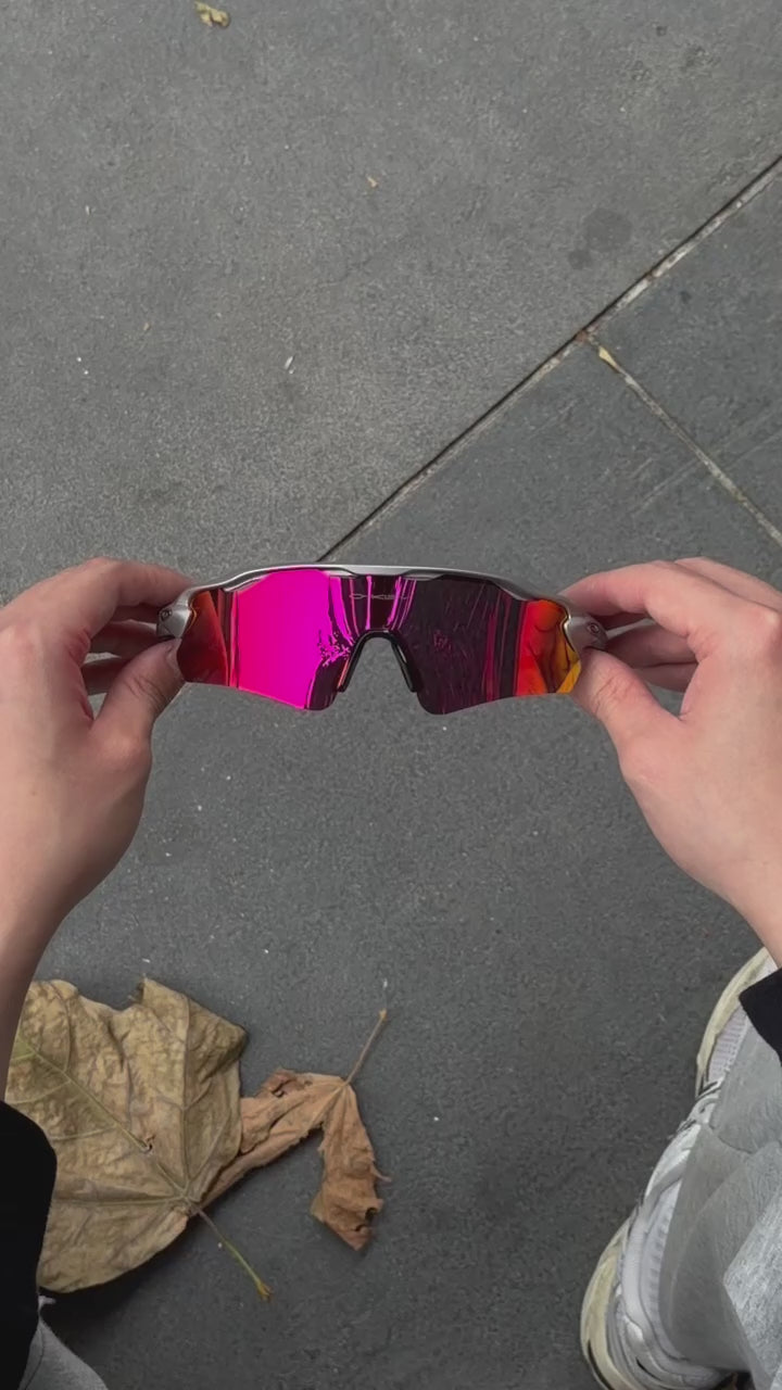 Óculos de sol Oakley Performance Shield – lentes Iridium roxo/vermelho, armação desportiva estilo Oakley envolvente (wraparound) de alto desempenho
