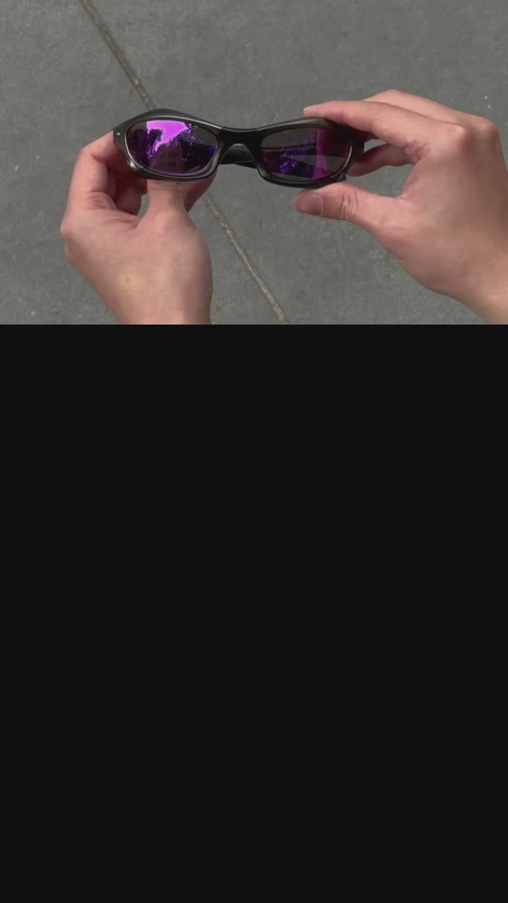 Óculos de sol Oakley vintage: armação em carvão (charcoal), lentes roxas com estojo – peça colecionável vintage
