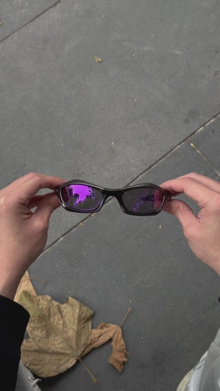 Óculos de sol Oakley vintage: armação em carvão (charcoal), lentes roxas com estojo – peça colecionável vintage

