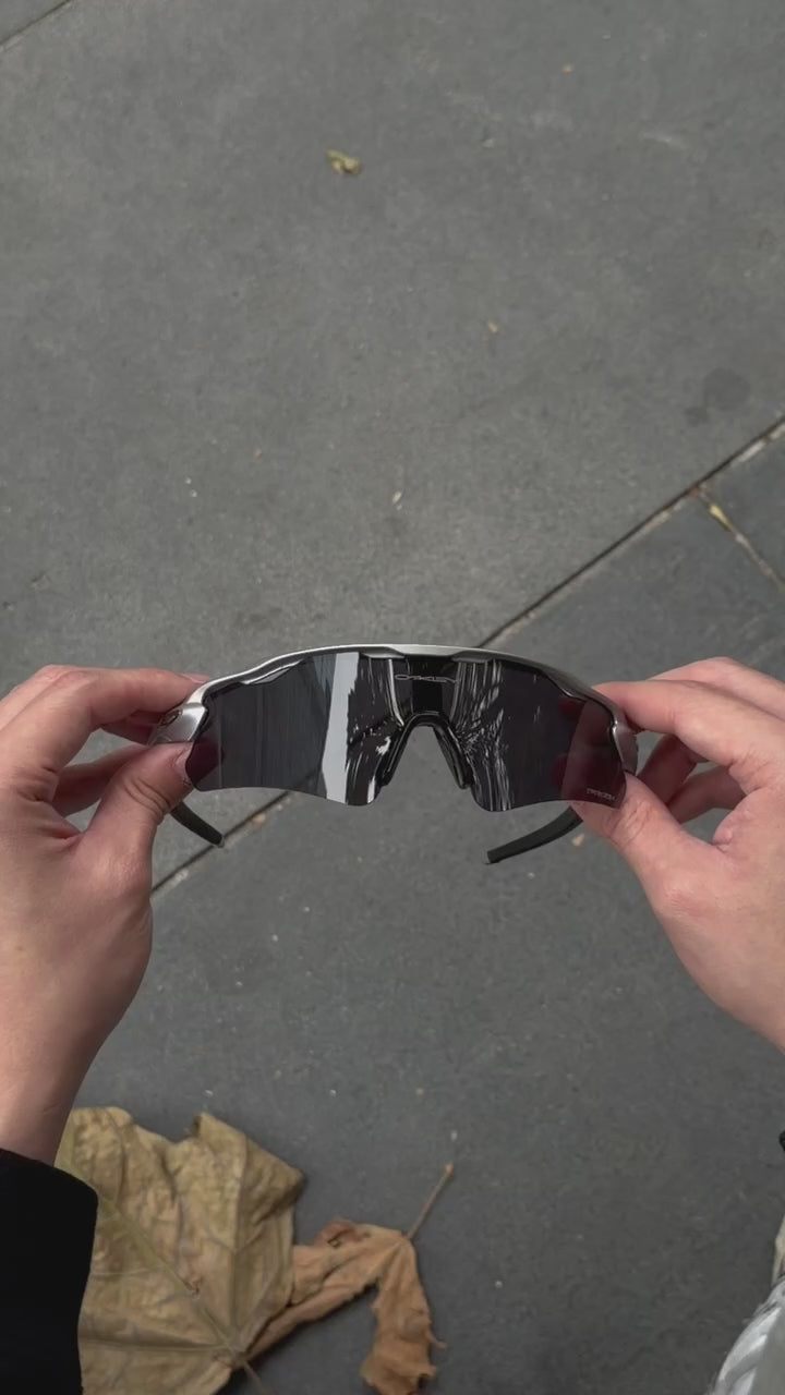 Óculos de sol Oakley Performance Shield – lente prateada refletiva, armação desportiva estilo Oakley
