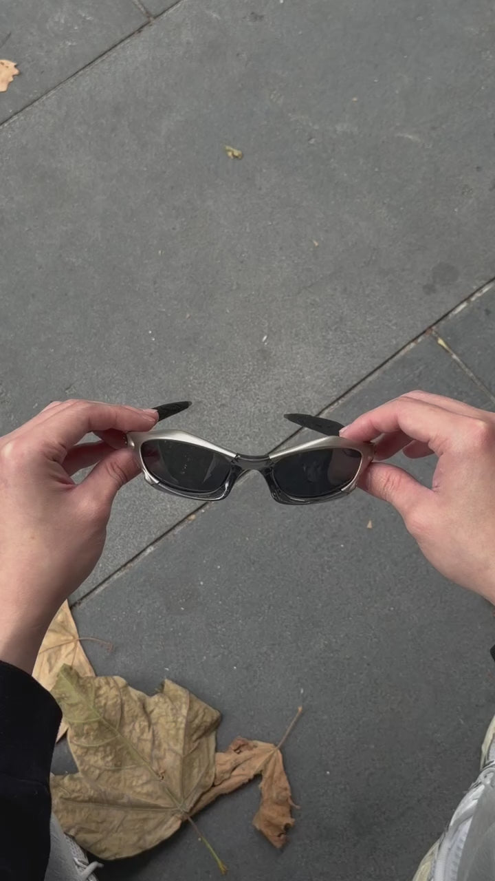 Óculos de sol Oakley vintage: armação em prata polida, lentes pretas – peça colecionável vintage
